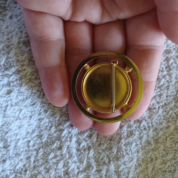 Super Cool Etched Black Glass Cameo Brooch - Picture 2 of 7